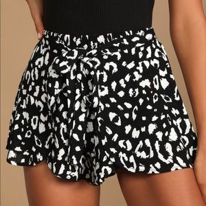 Lulu’s NWT Black & White leopard shorts (size M)